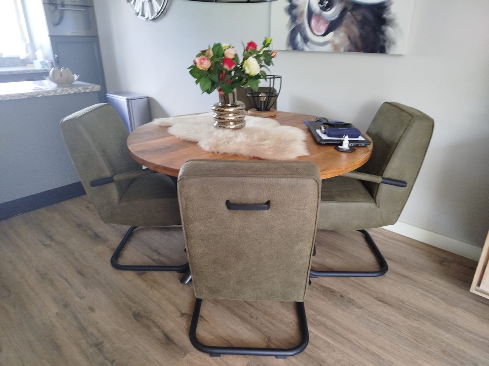 Eetkamerset: Ronde Mangohouten Tafel met 4 Groene Stoelen, Rond, Zo goed als nieuw, Vier personen, Ophalen