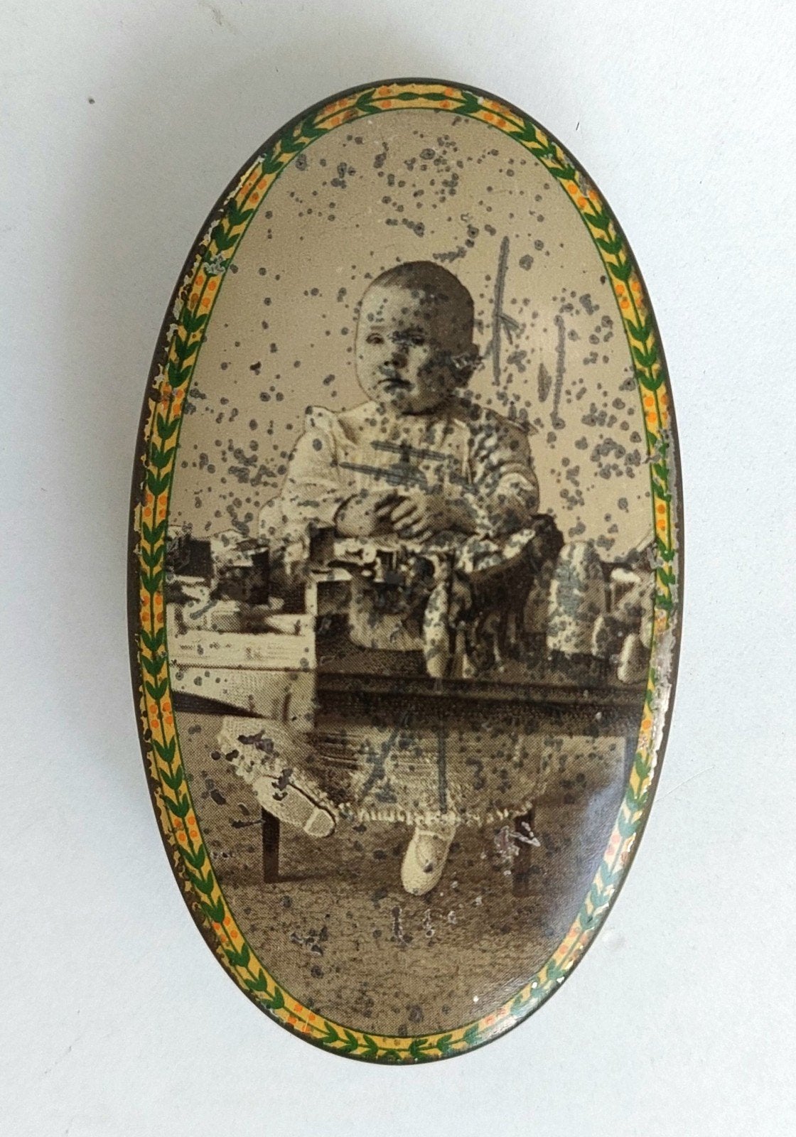 Antiek Blikje Koningin Juliana als baby 1909 Koninklijk Huis, Verzamelen, Blikken, Verzenden, Gebruikt