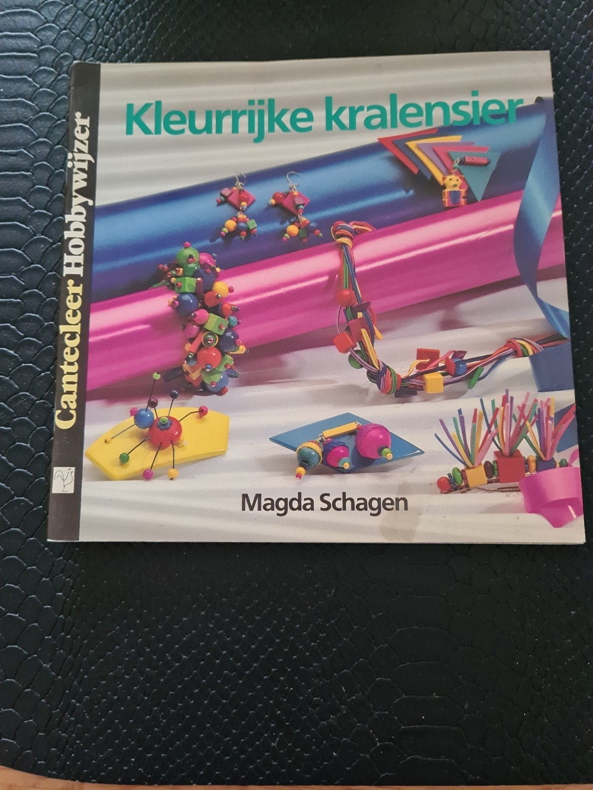 Schagen - Kleurryke kralensier, Ophalen of Verzenden, Zo goed als nieuw, Schagen