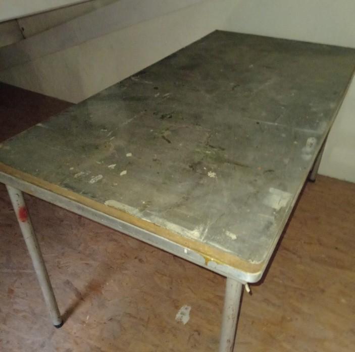 Stevige en degelijke werktafel metalen onderstel+houten blad, Doe-het-zelf en Verbouw, Werkbanken, Ophalen, Gebruikt