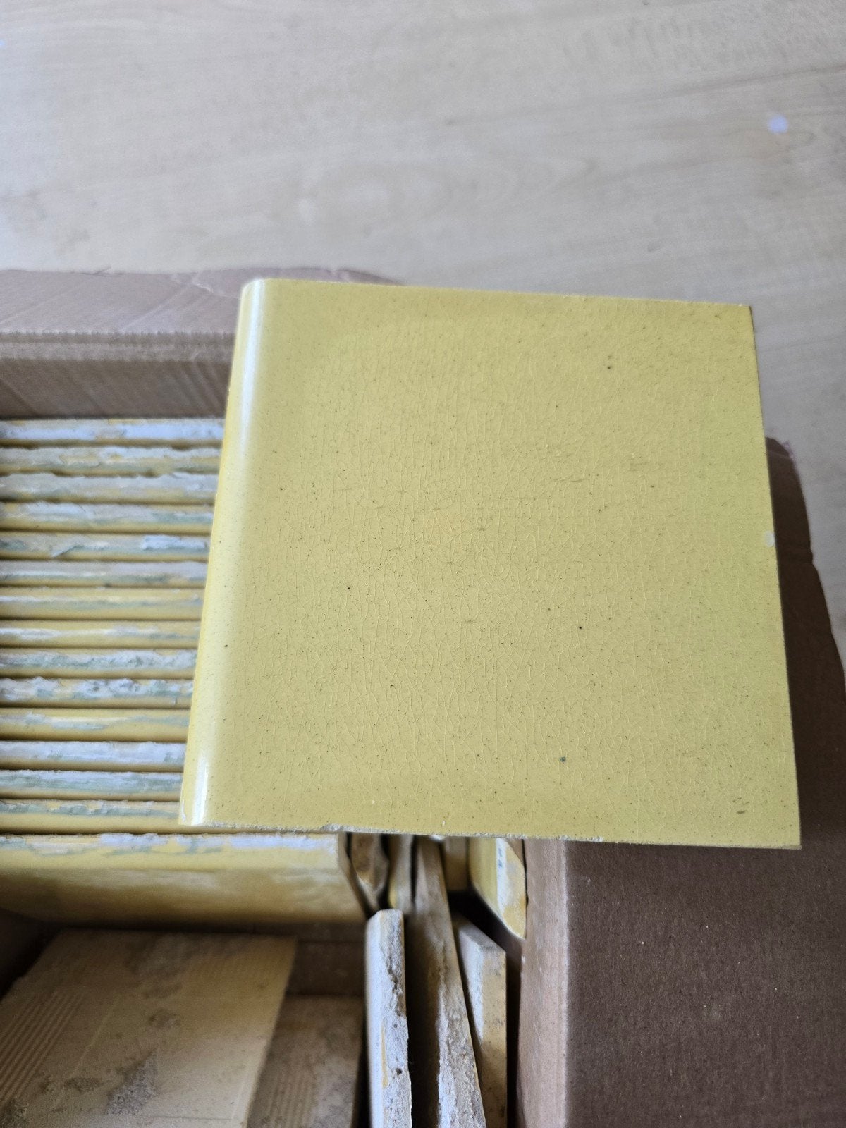 16 originele gele rand wandtegels, jaren '30 Blijdorp 15x15, Doe-het-zelf en Verbouw, Tegels, Ophalen, Gebruikt, Overige materialen