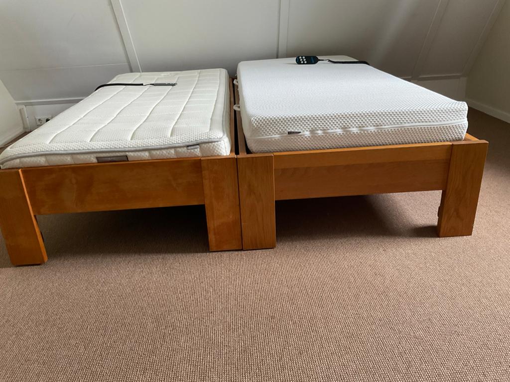 2 eenpersoonsbedden met verstelbare bodem 90 x 200 cm, Ophalen