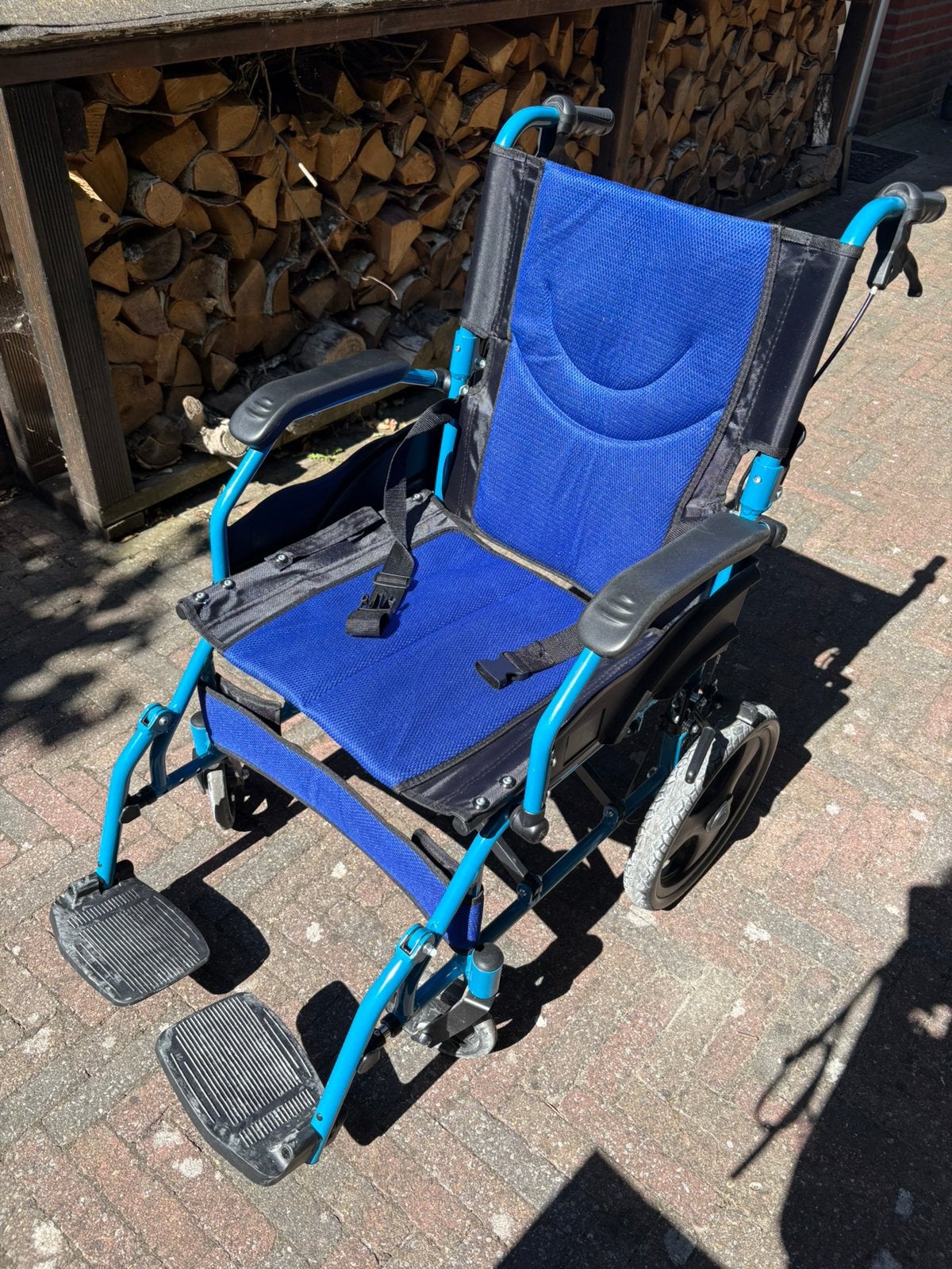 Blauwe rolstoel, Ophalen, Inklapbaar, Zo goed als nieuw, Duwrolstoel