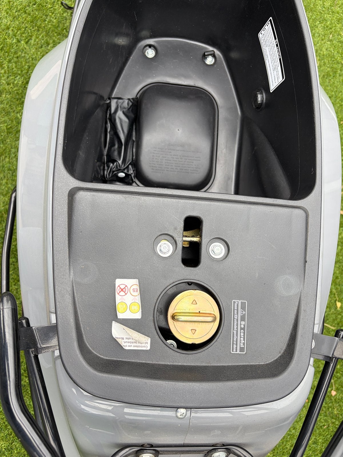 Foto 9 van DTS Milano limited editie scooter 2021 grijs ) + 2 helmen