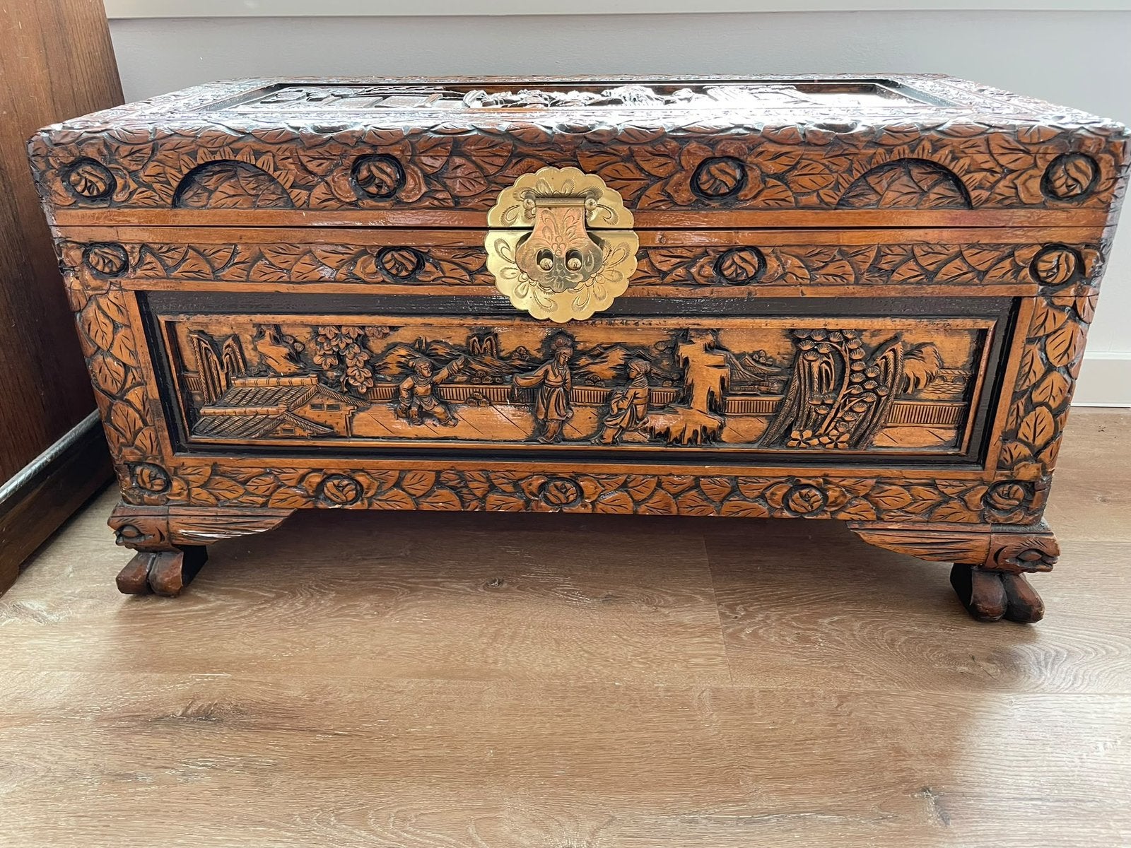 Chinese houten kist met rijk gedetailleerd houtsnijwerk., Ophalen, Zo goed als nieuw, 50 tot 100 cm, Minder dan 50 cm