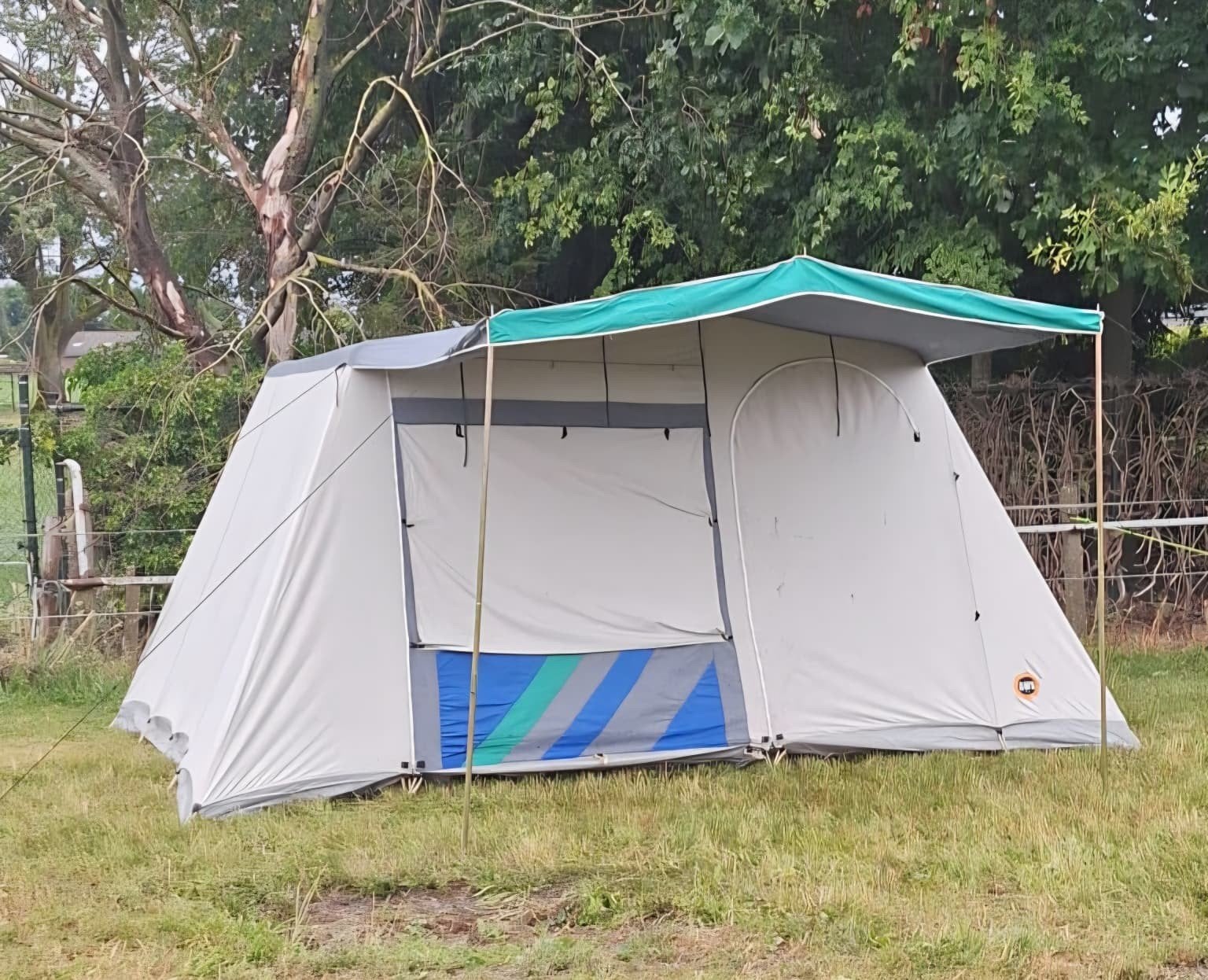 Ruime bungalowtent met slaapcabines en luifel, Caravans en Kamperen, Ophalen