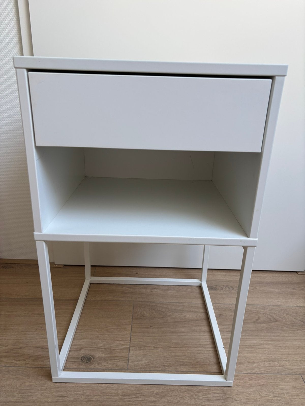 Nachtkastje Vikhammer wit Ikea, Ophalen, Zo goed als nieuw, Minder dan 45 cm
