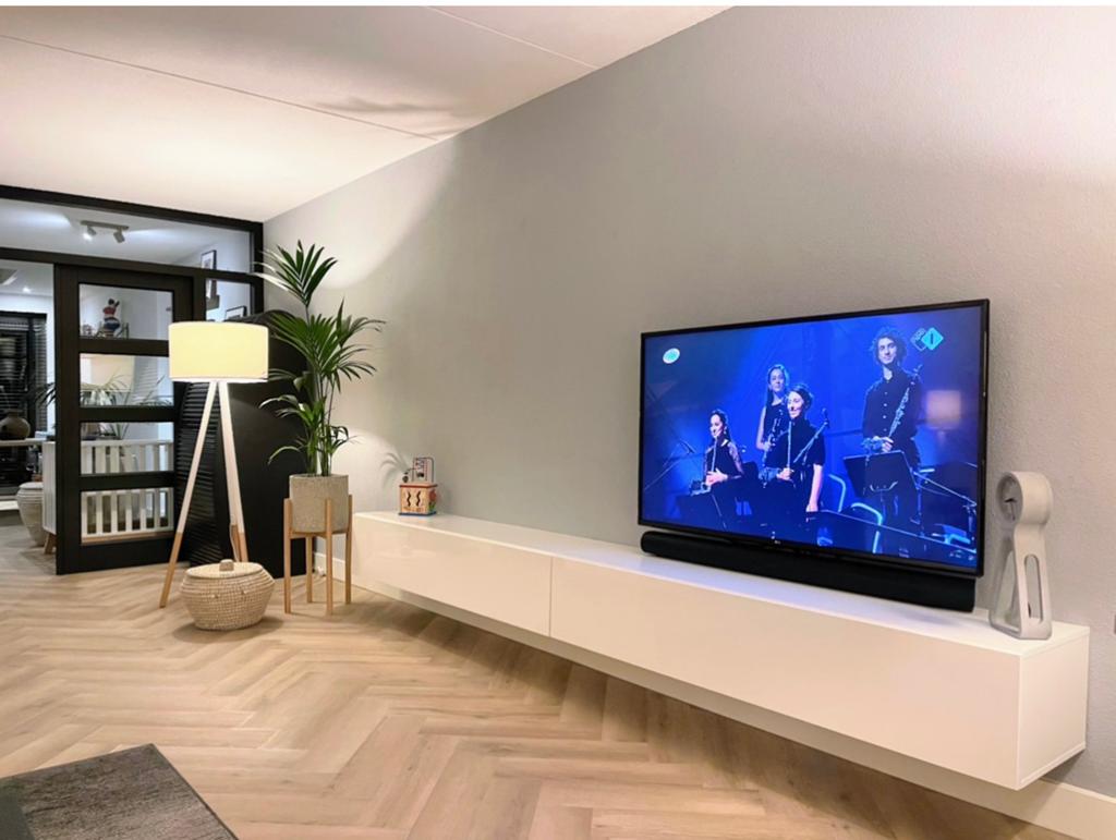Witte zwevende tv-kast met 3 vakken, Ophalen, Overige materialen, 150 tot 200 cm, Zo goed als nieuw