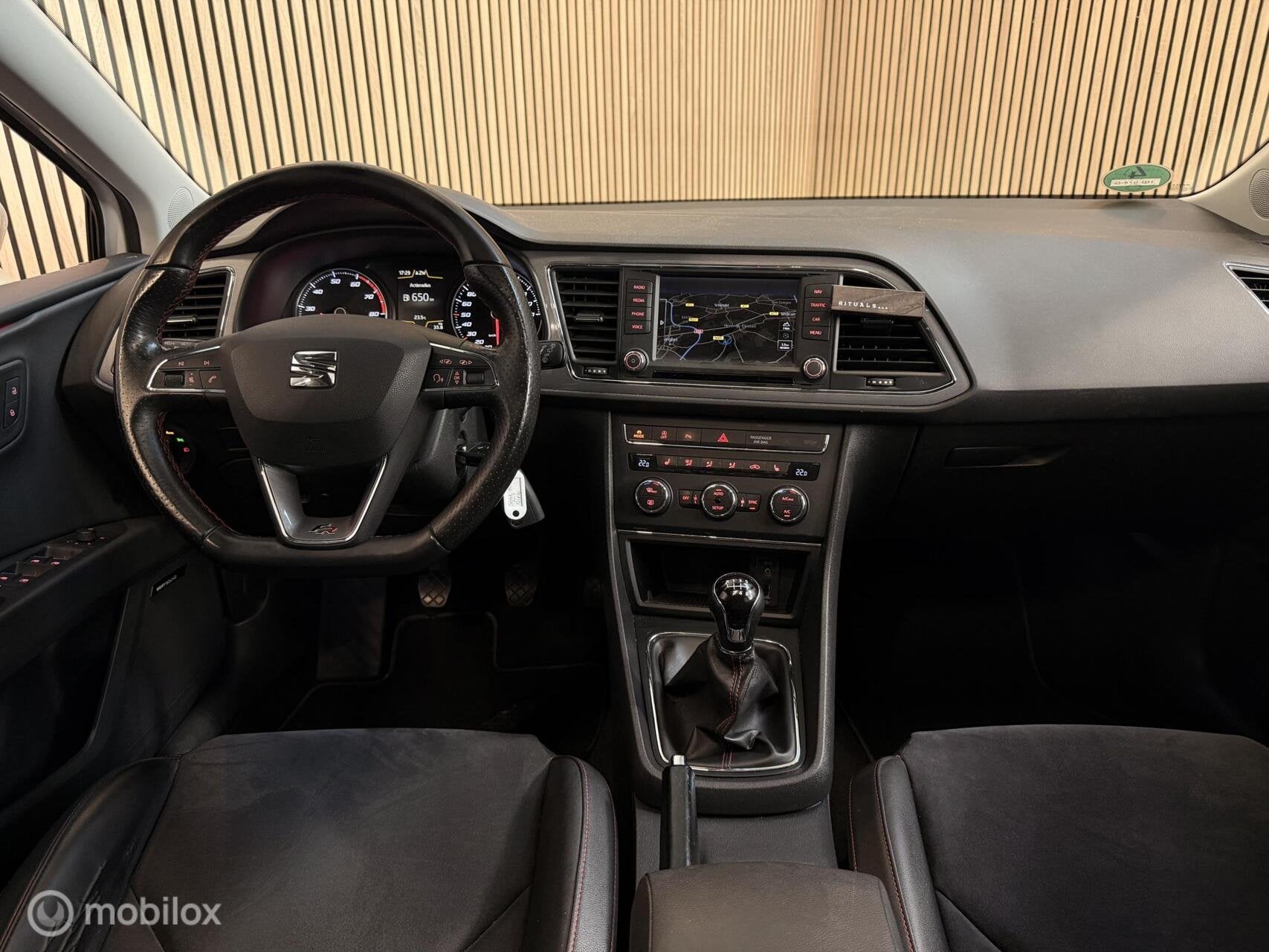 Seat Leon 1.4 EcoTSI FR OrgNL PANO CARPLAY LEER CAMERA DAB+, Auto's, Voorwielaandrijving, Gebruikt, 4 cilinders, 150 pk