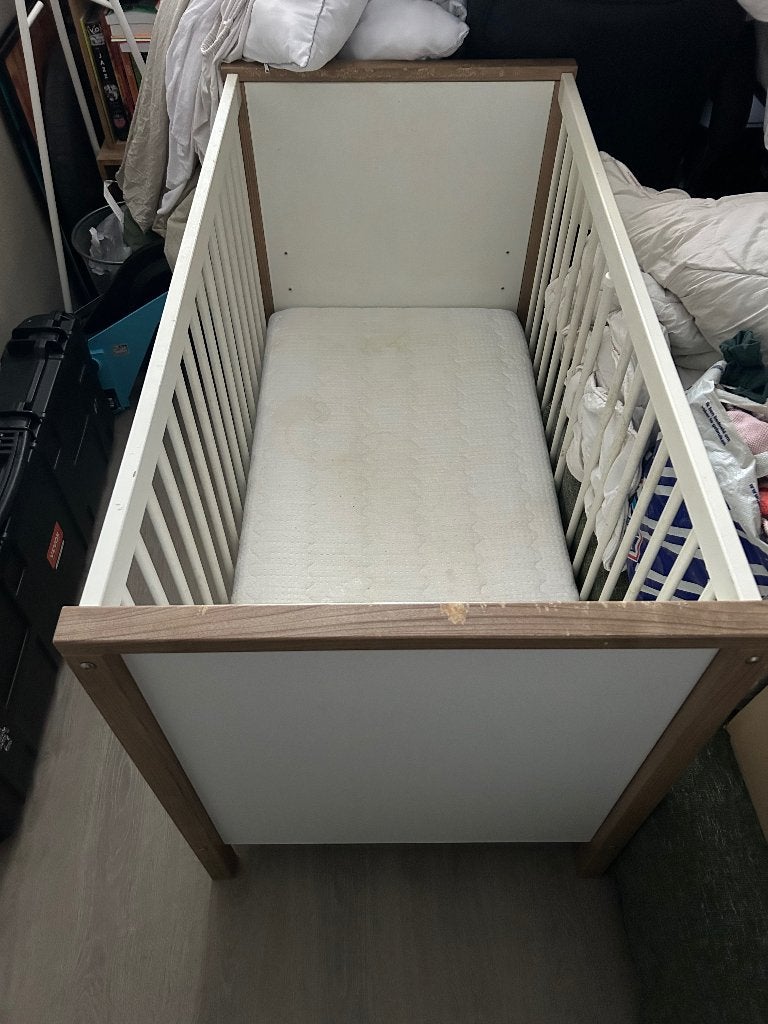 Ledikant met matras. Gratis, Kinderen en Baby's, Kinderkamer | Bedden, Gebruikt, Minder dan 140 cm, Minder dan 70 cm, Ophalen