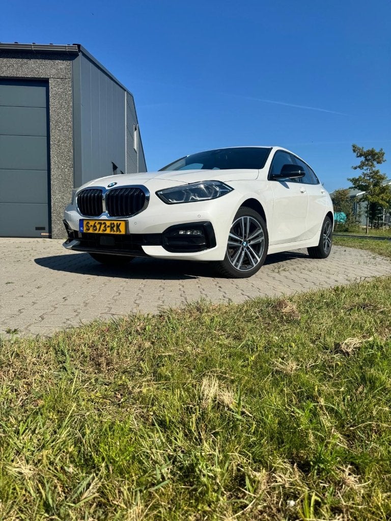 BMW 1-Serie 118i 136pk Aut 2023 Wit, 136 pk, Leder en Stof, Wit, Origineel Nederlands