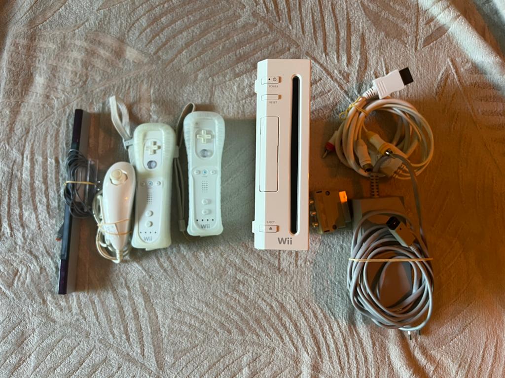 Nintendo Wii met controllers en sensorbalk, Ophalen of Verzenden, Gebruikt, Met 3 controllers of meer