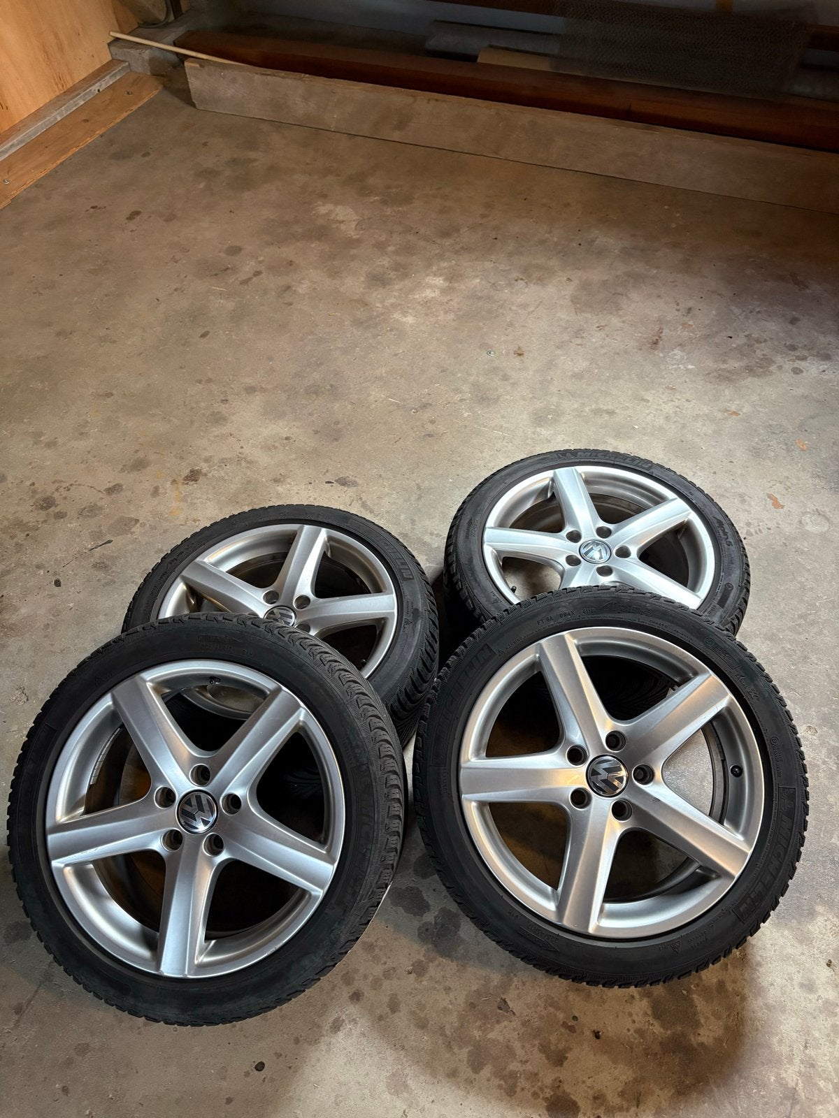 Vw Golf 7 Lichtmetalen Velgen met michelin winterbanden, Auto-onderdelen, Ophalen, Gebruikt, Banden en Velgen, 17 inch