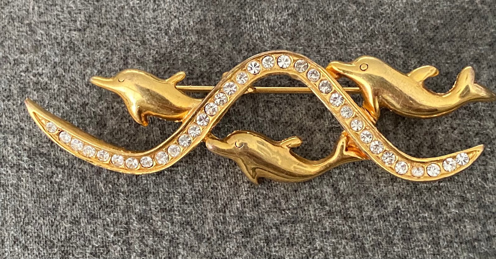 Vintage jaren ‘90 kristallen dolfijnen broche - 7 cm lang, Ophalen of Verzenden, Zo goed als nieuw, Goud, Overige materialen