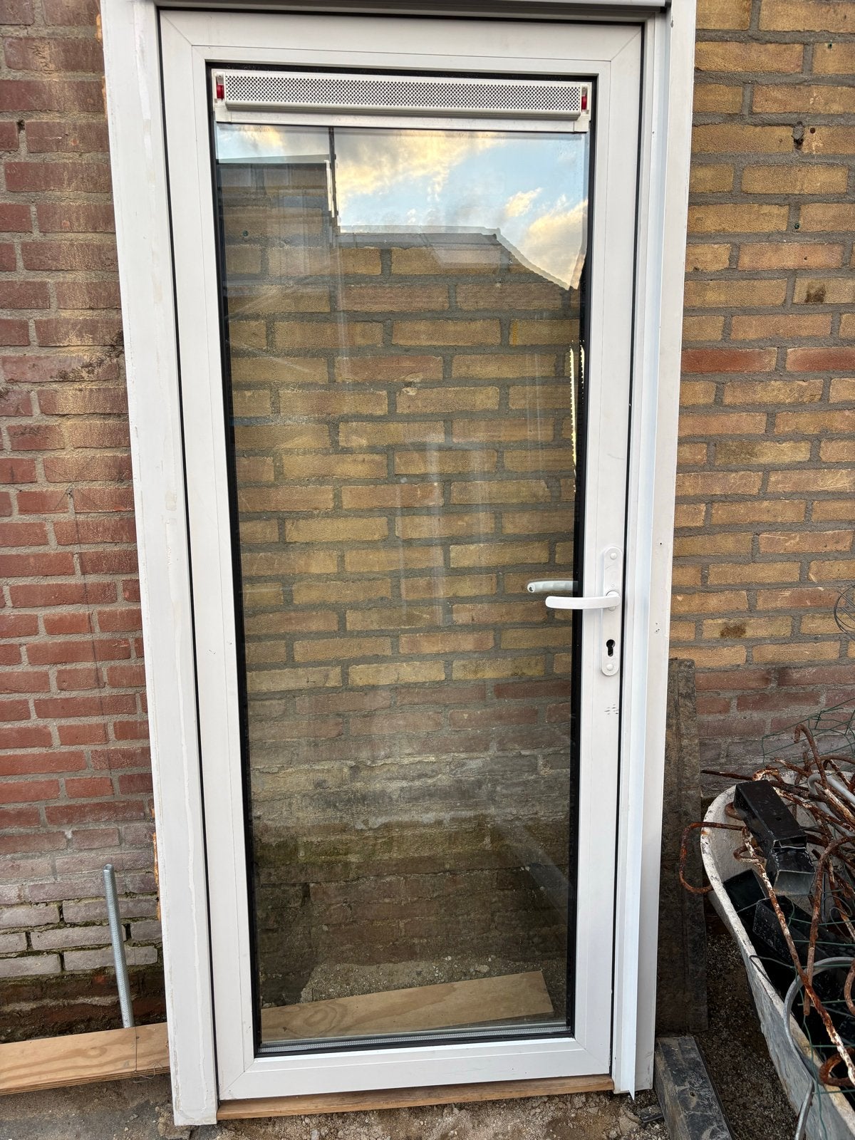Witte kunststof achterdeur met glas (bouwjaar 1994), Doe-het-zelf en Verbouw, Deuren en Horren, Ophalen, Kunststof, Gebruikt, 80 tot 100 cm