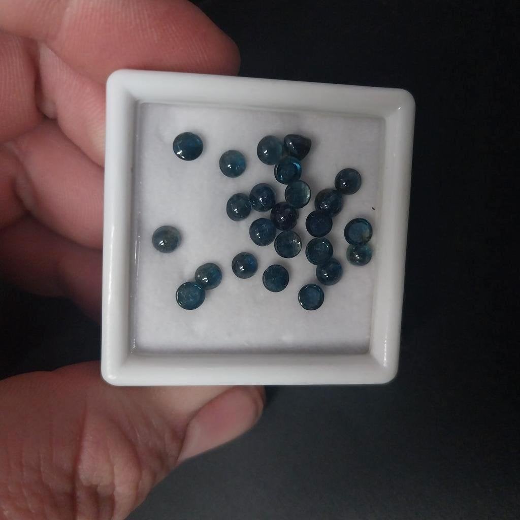 Lot met donker blauwe saffier cabochons rond, Ophalen of Verzenden, Zo goed als nieuw
