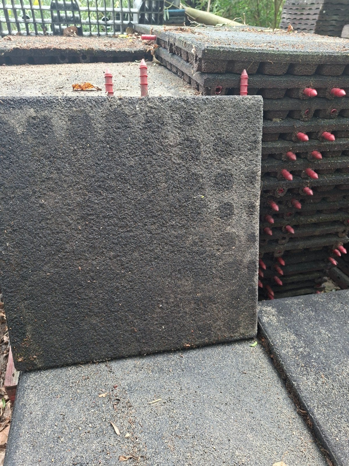 82 rubberen tegels 50x50x4.5 cm staltegels stalmatten