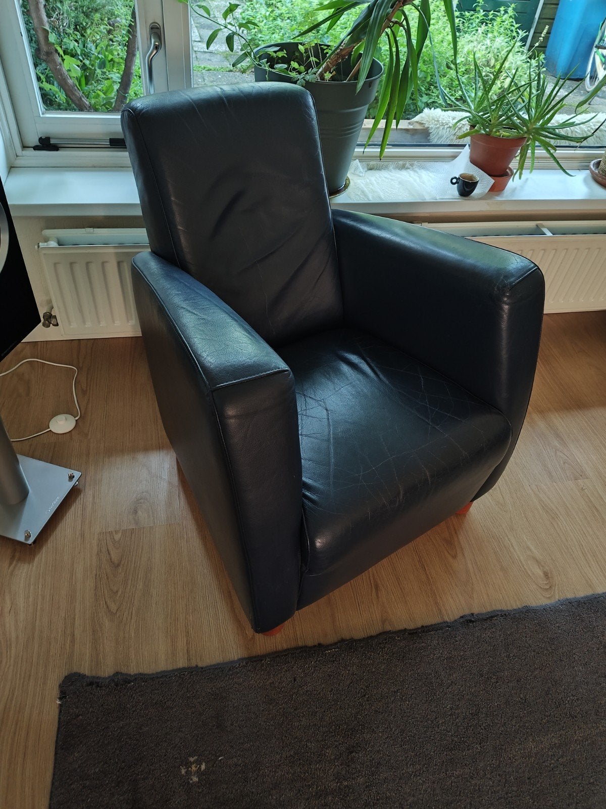 Twee blauwleren design feauteuils, Ophalen, Gebruikt, 50 tot 75 cm