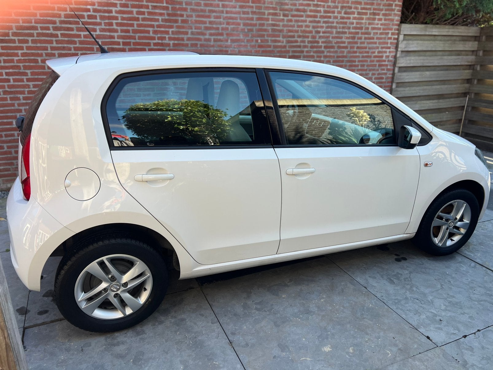 Seat Mii 1.0 44KW AUT 2013 Wit, Auto's, Stof, 4 stoelen, Mii, Origineel Nederlands