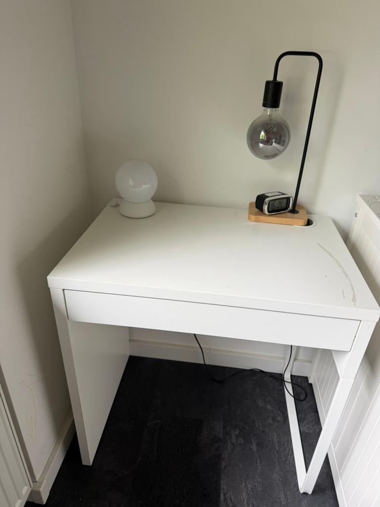 Ikea kinder bureau plus nachtlamp zwart staal, Huis en Inrichting, Ophalen of Verzenden, Zo goed als nieuw