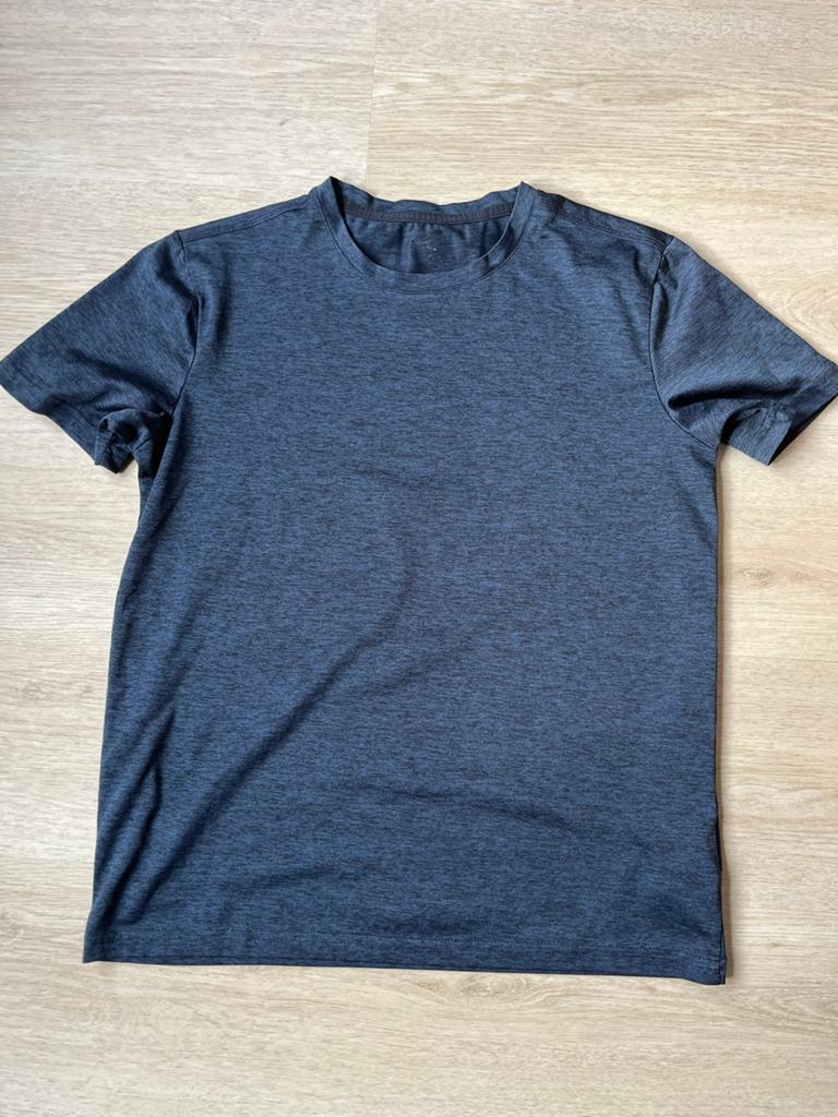 2 sportieve shirtjes - maat 12 jaar, Ophalen of Verzenden, Gebruikt, Jongen of Meisje, Sport- of Zwemkleding