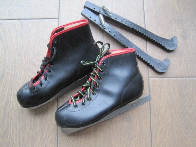 schaatsen. Rood/zwart. Hockey. . Zool binnen 23 cm. Maat 37?, Overige merken, Gebruikt, Ophalen of Verzenden, IJshockeyschaatsen