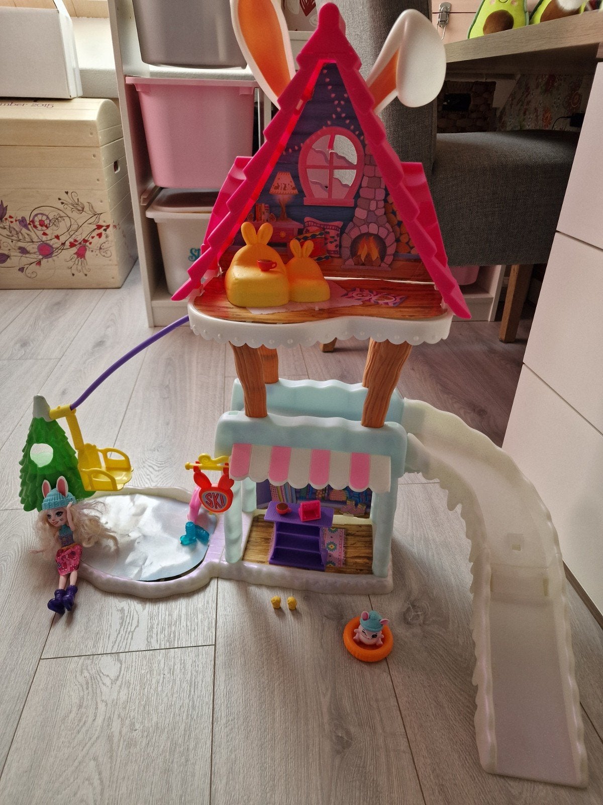 Enchantimals Ski Chalet Speelset met Pop en Accessoires, Ophalen of Verzenden, Zo goed als nieuw, Jongen of Meisje