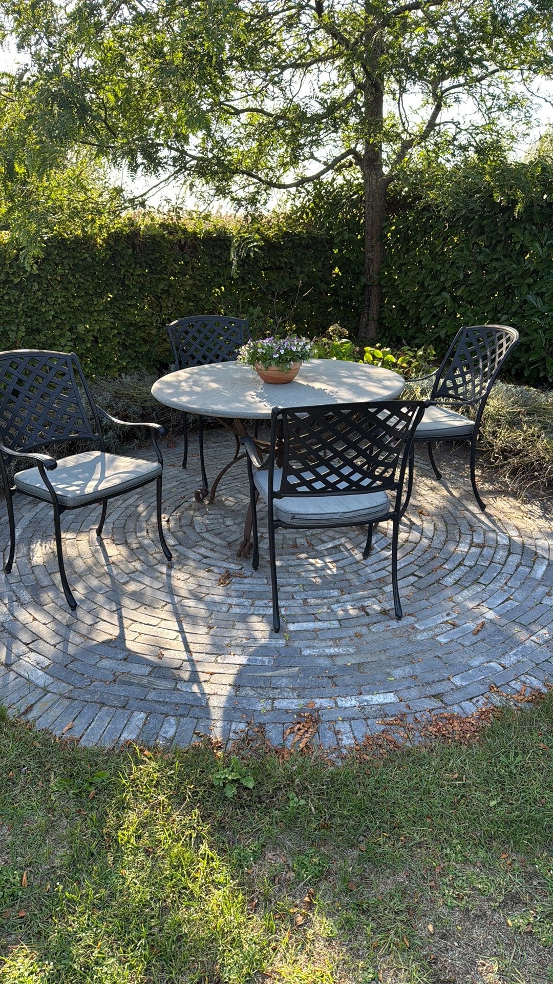 Hardstenen tuintafel met 4 metalen tuinstoeltjes., Tuin en Terras, Gebruikt, Ophalen of Verzenden, Tuinset, Eettafel