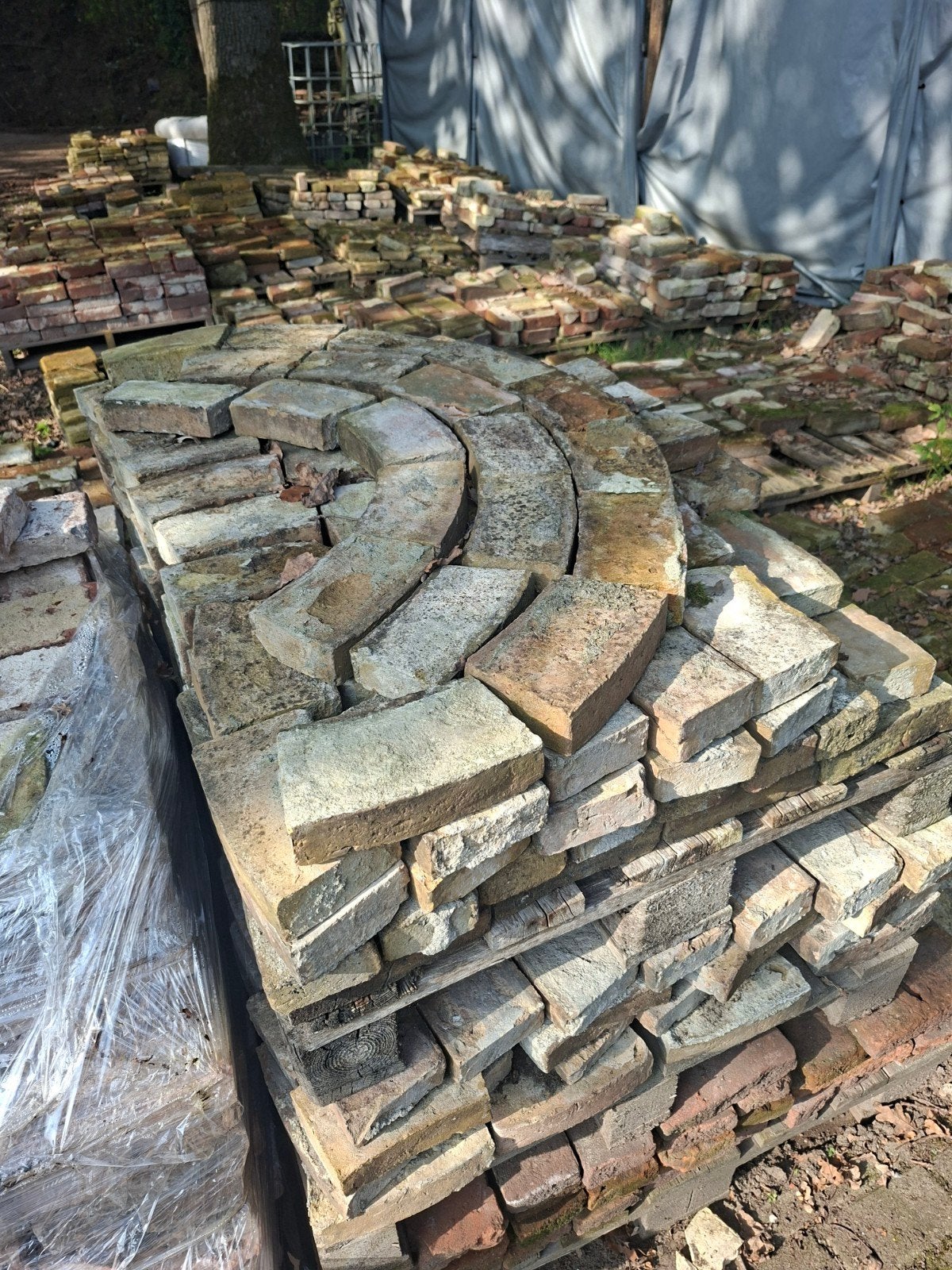 Oude gele en rode putstenen 4 pallets, 830 stuks !, Ophalen, Gebruikt, Bakstenen