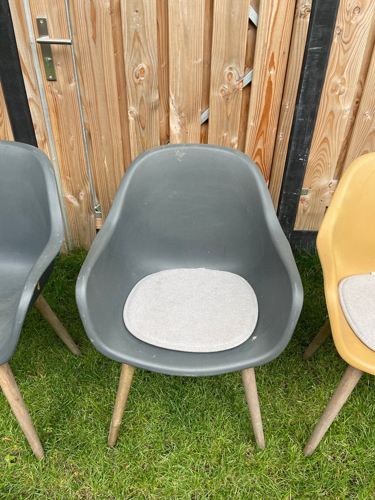 Set van 4 moderne kuipstoelen - antraciet en geel, Huis en Inrichting, Stoelen, Ophalen, Kunststof, Gebruikt, Overige kleuren