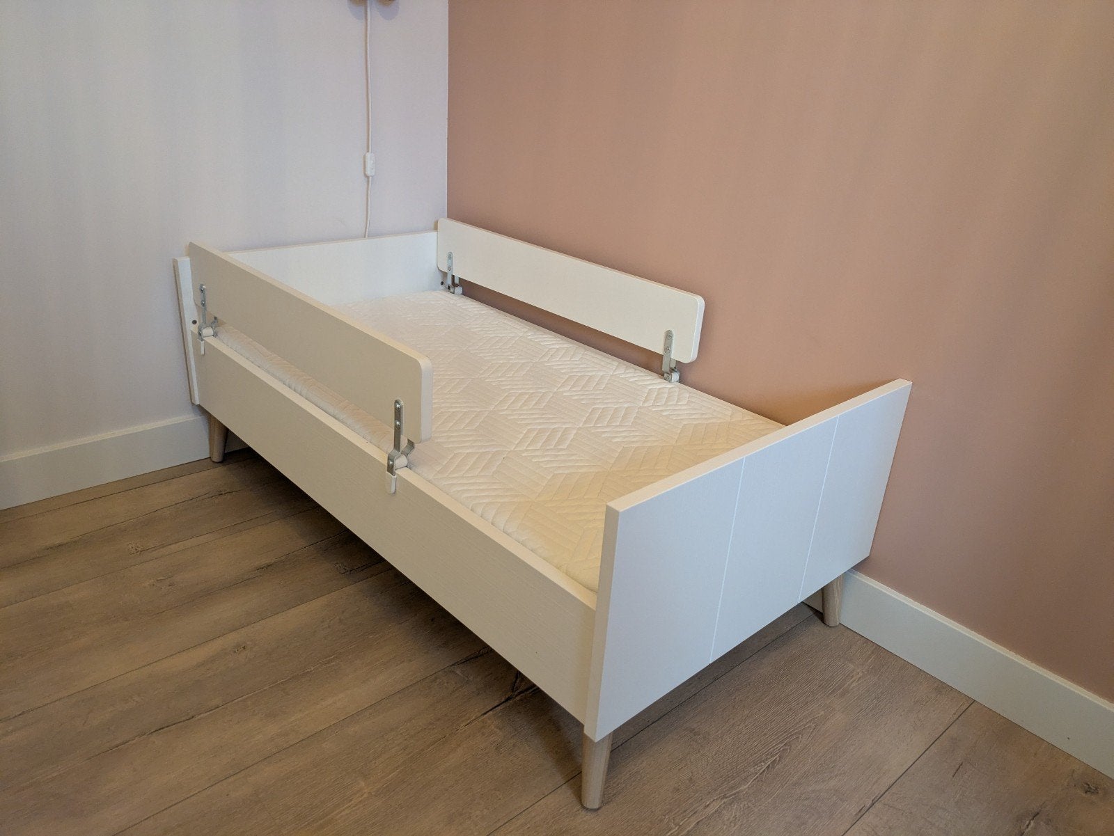 TWF Ledikant/peuterbed 70x140 met bedhekjes en commode, Ophalen, Wit, 190 cm of minder, Hout