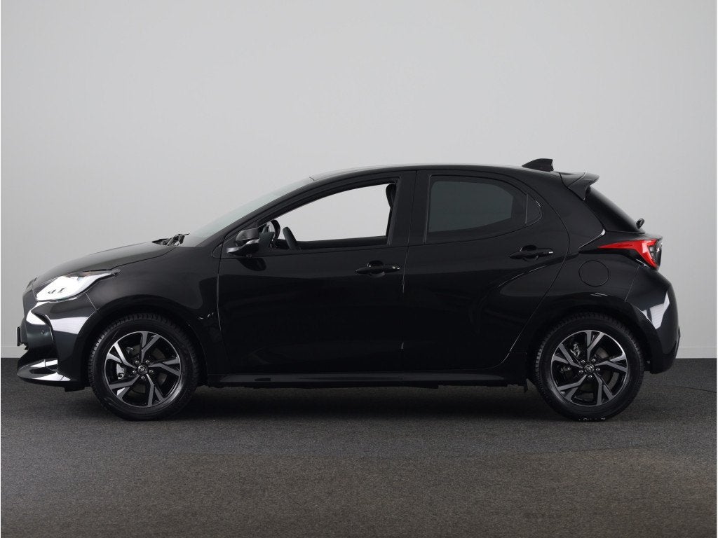 Toyota Yaris 1.5 Hybrid 115 First Edition (bj 2025), Gebruikt, Euro 6, Zwart, Bedrijf