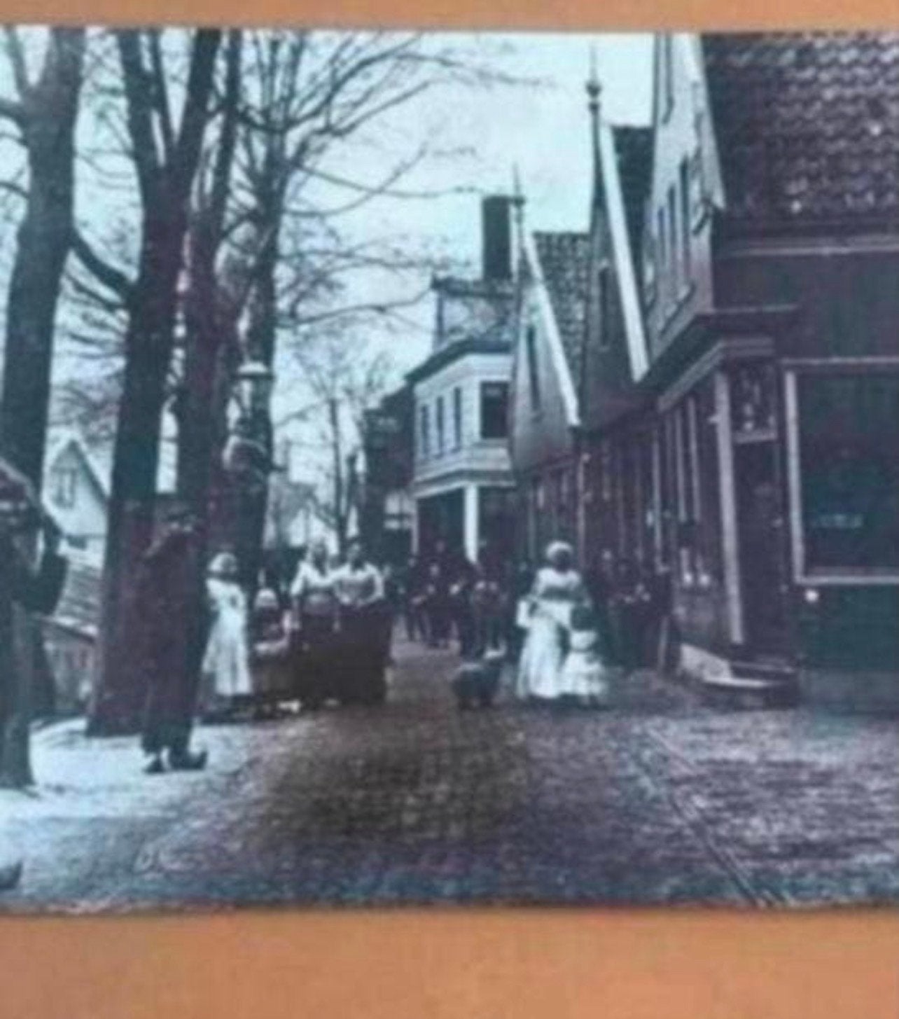Oude foto Zaandijk met bakkerij de Vries, 12,5 x 17 cm, Verzamelen, Foto's en Prenten, Gebruikt, Foto, Ophalen of Verzenden, Gebouw