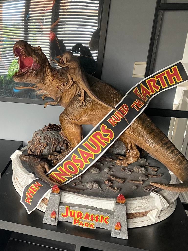 Prime 1 studio Jurassic Park T-rex vs velociraptors, Ophalen, Zo goed als nieuw, Beeldje, Replica of Model