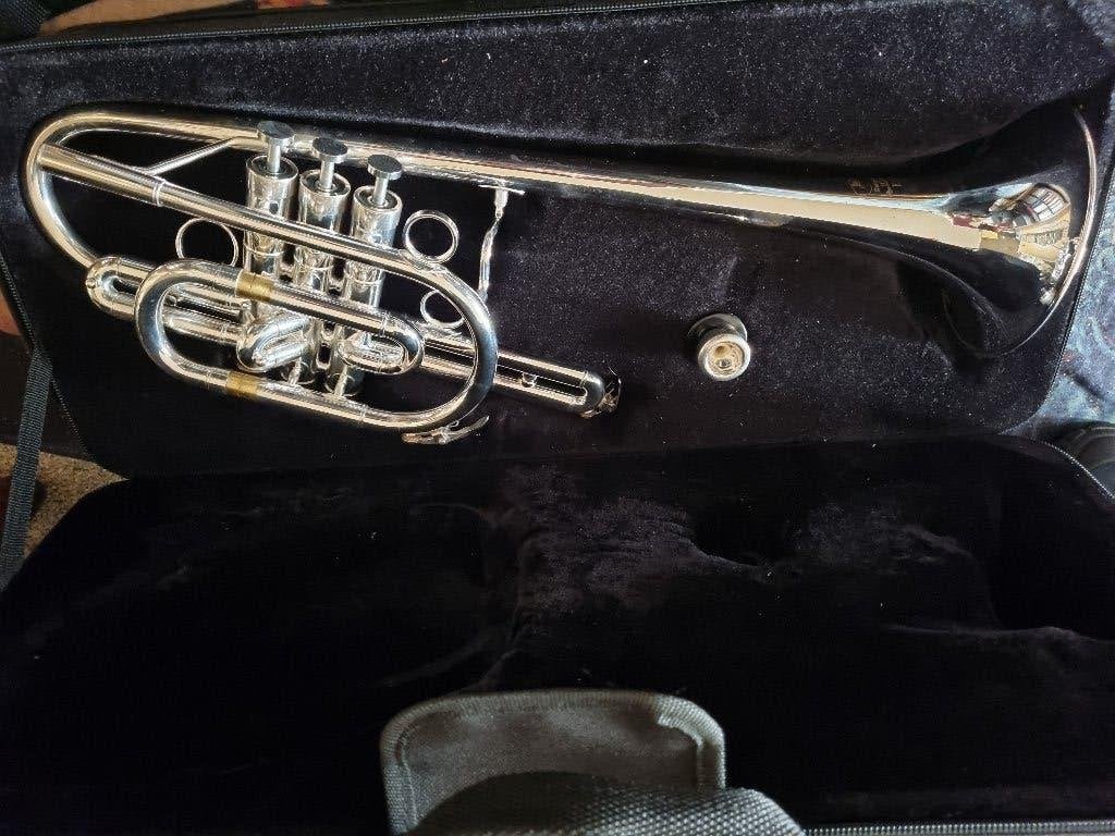 Trompet met schuine beker., Muziek en Instrumenten, Blaasinstrumenten | Trompetten, Ophalen of Verzenden, Zo goed als nieuw, Bes-trompet