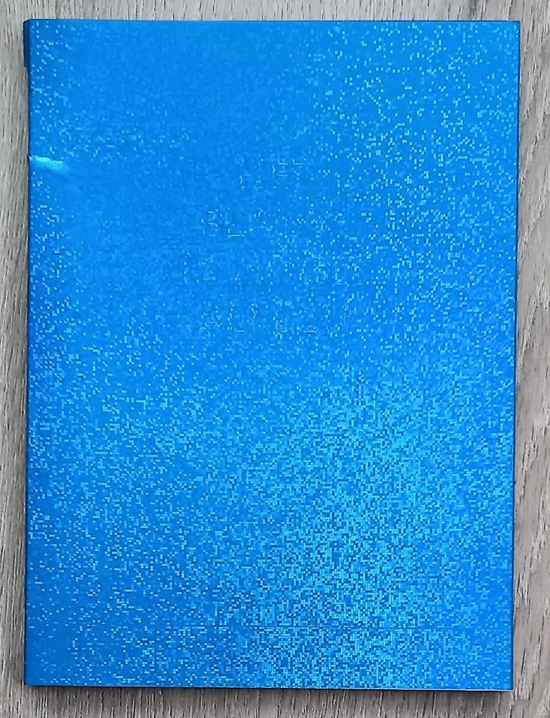 Het Blauw is nooit alleen PB Gerrit Komrij 1/1000 ex, Ophalen of Verzenden, Gelezen, Nederland