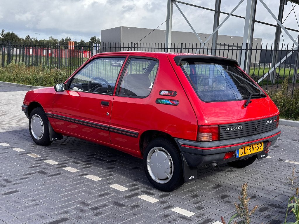 Peugeot 205 1.1 Accent - Zeer weinig kilometers!, Voorwielaandrijving, Stof, Zwart, 4 cilinders