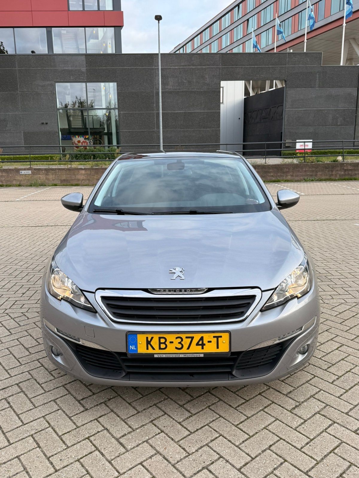 Foto 9 van Peugeot 308 1.2E-THP 81/110 5-D 2016 Grijs CARPLAY PANO