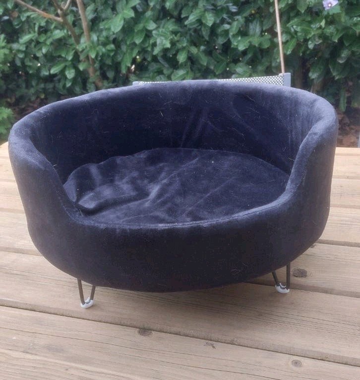 Katten of honden mand / bank, diameter 42 cm, op pootjes, zw, Dieren en Toebehoren, Kattenmanden, Ophalen of Verzenden, Zo goed als nieuw