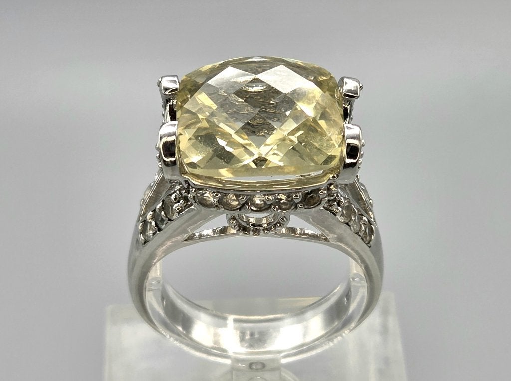 Vintage ring met geel/groene topaas en witte topaas.2026/439