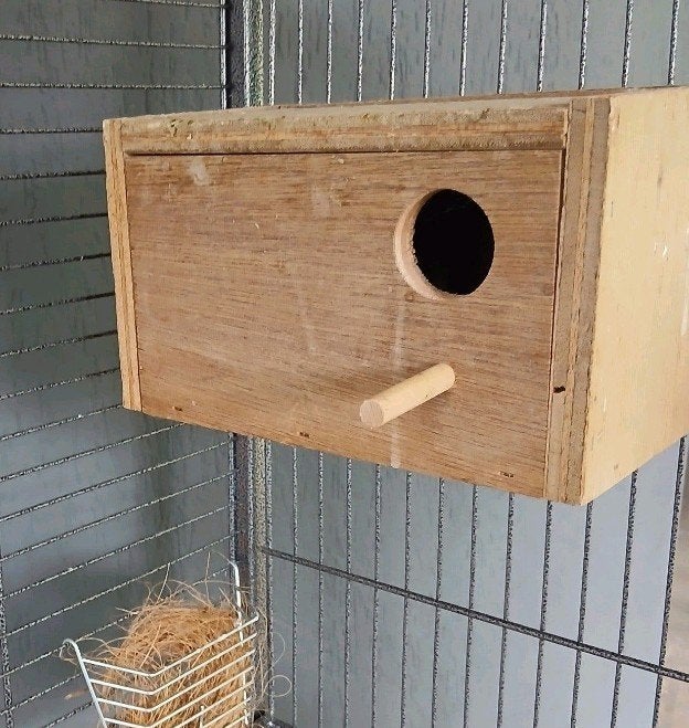 2 nestkastjes met mandjes, Ophalen, Zo goed als nieuw, Hout, Broedkooi of Kweekkooi