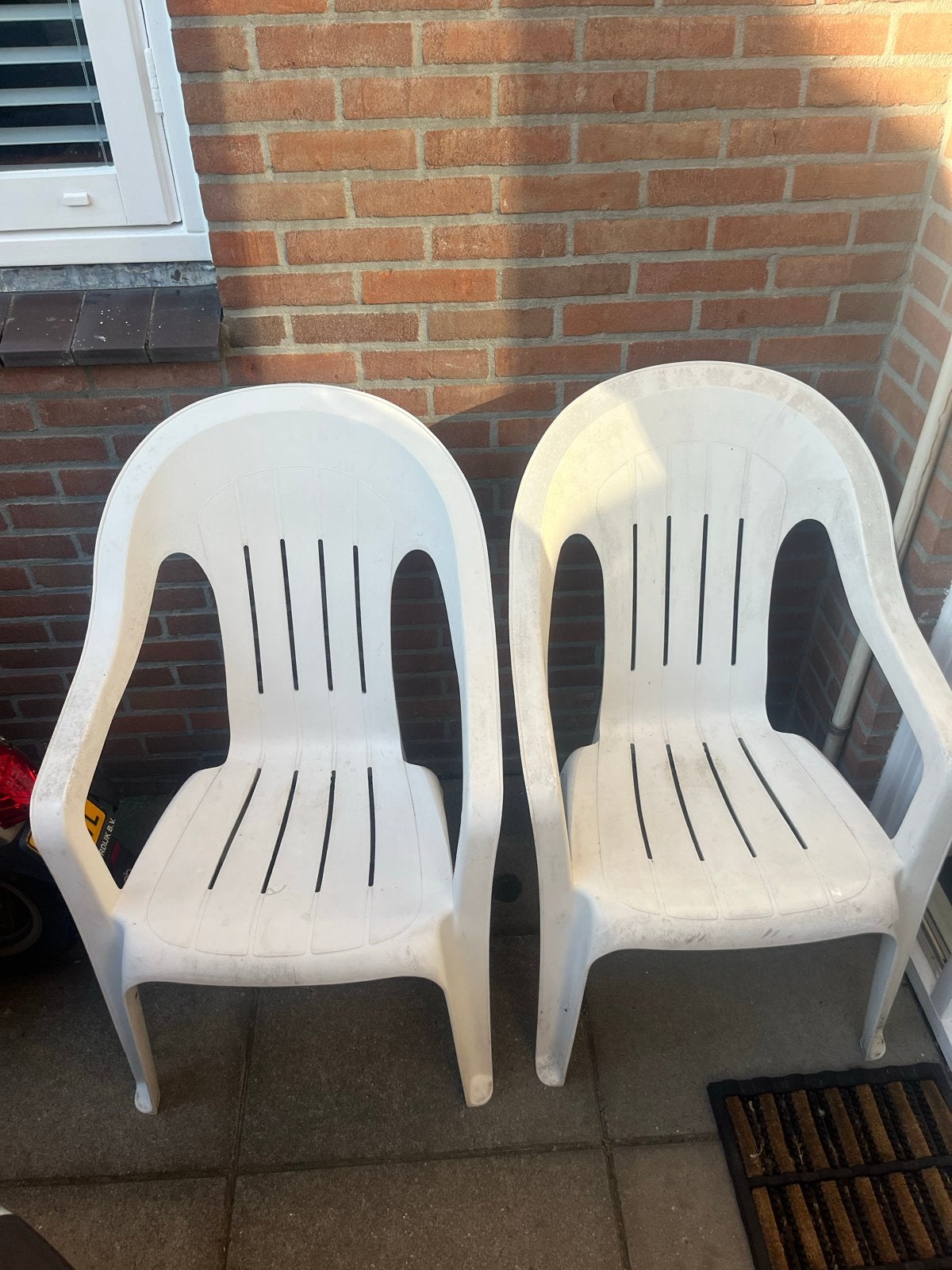 2 gebruikte witte plastic stoelen, Tuin en Terras, Tuinstoelen, Ophalen, Gebruikt, Plastic