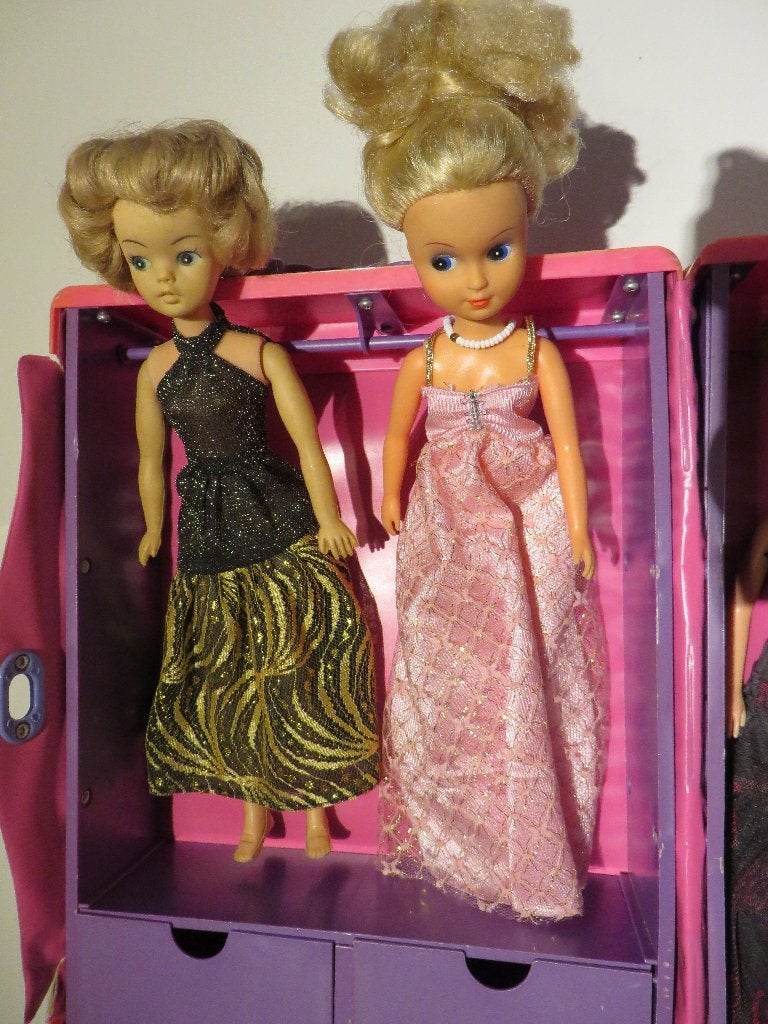 Barbie poppen in dubbele koffer., Verzamelen, Poppen, Ophalen, Gebruikt, Pop