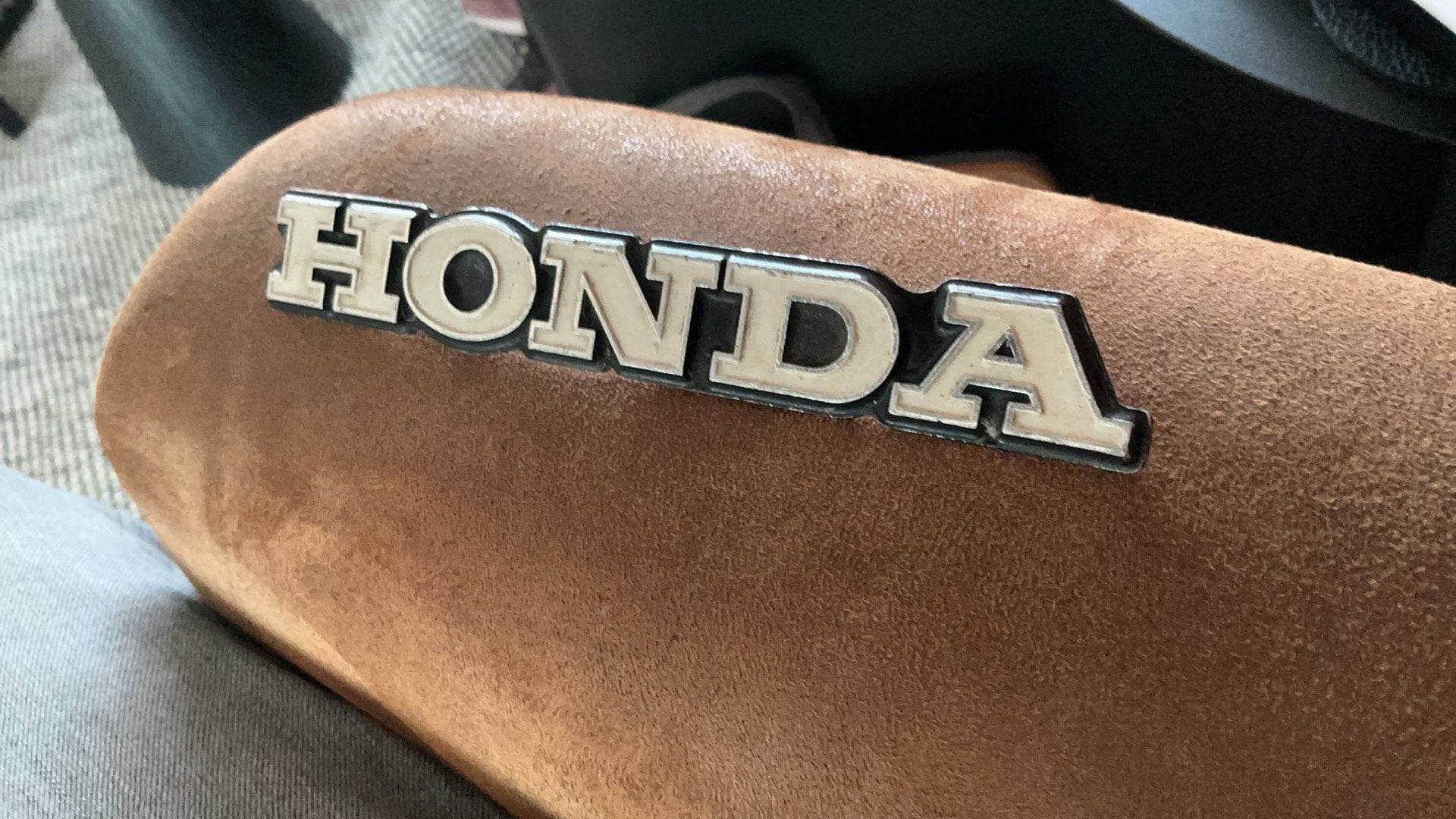 HONDA TANK EMBLEEM PINNETJES NOG INTACT CB 350 CB500 CB 750, Ophalen of Verzenden, Gebruikt