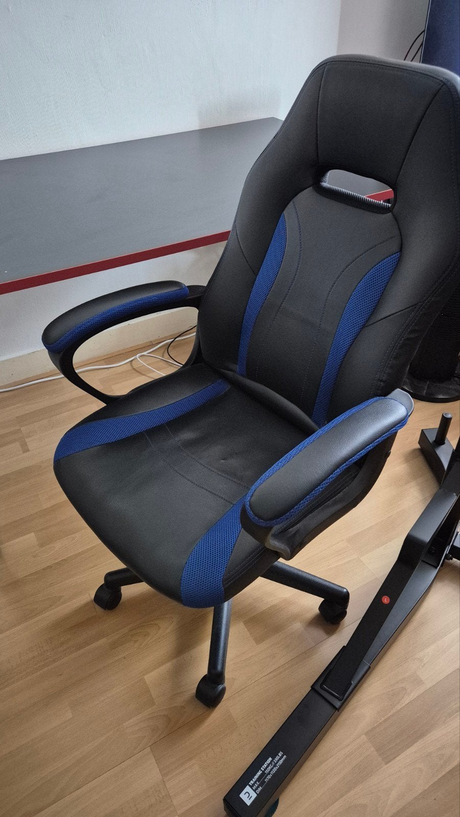 Gamingbureau met gamingstoel, Ophalen, Zwart, Gebruikt, Spaanplaat of MDF