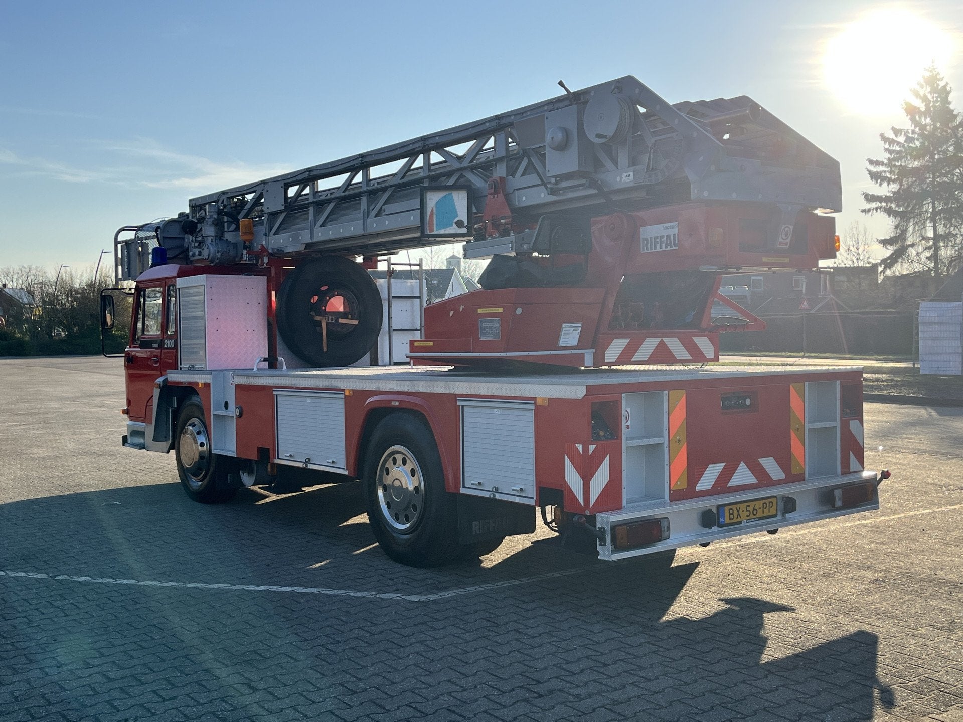 DAF FA 2105 DHTD 365 APK 02-2027 Hoogwerker Ladderwagen 24.5, Auto's, Automaat, Stof, Zwart, Origineel Nederlands
