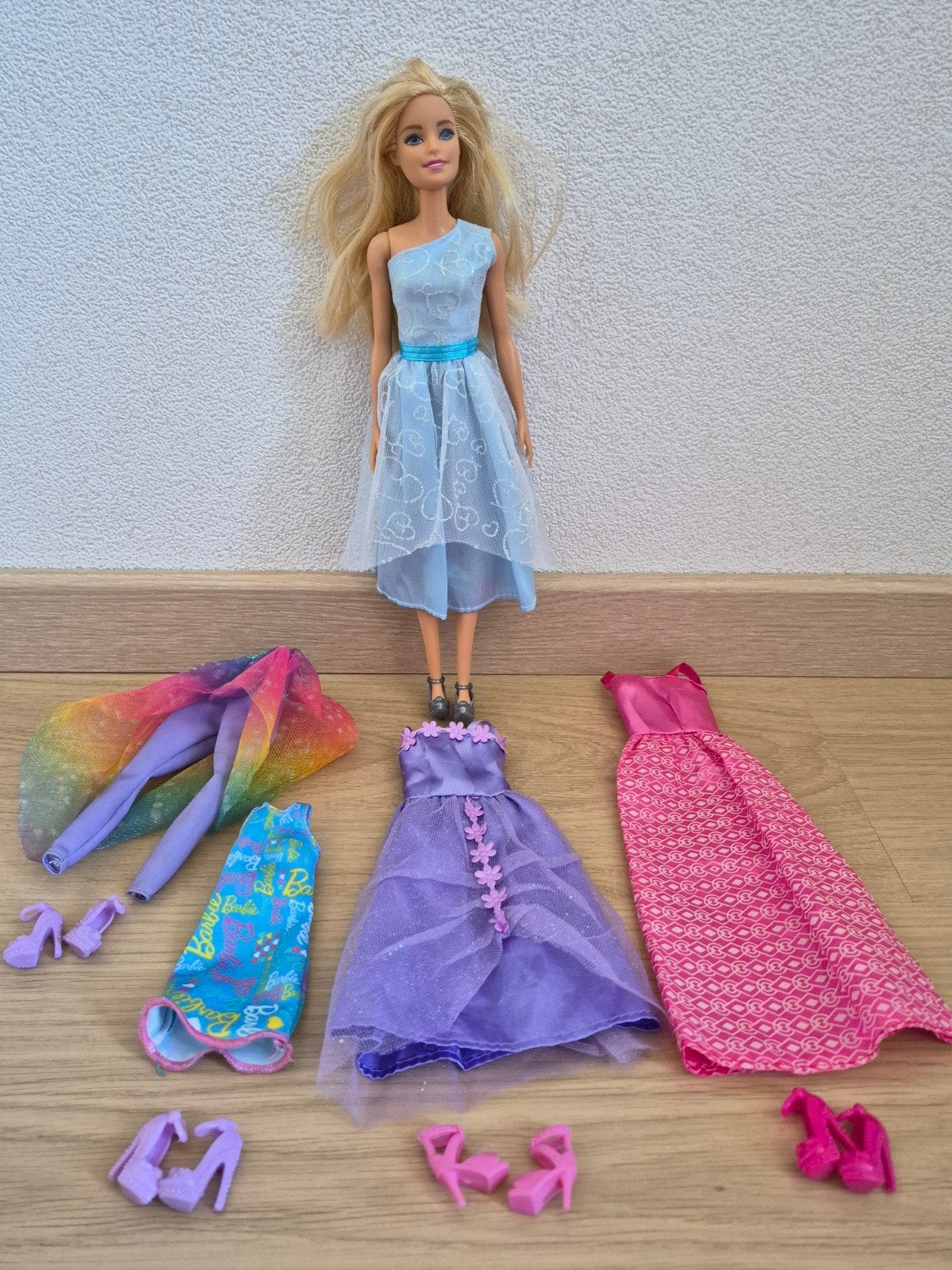 Barbie pop met Barbie kleding en accessoires, Kinderen en Baby's, Speelgoed | Poppen, Ophalen of Verzenden, Zo goed als nieuw