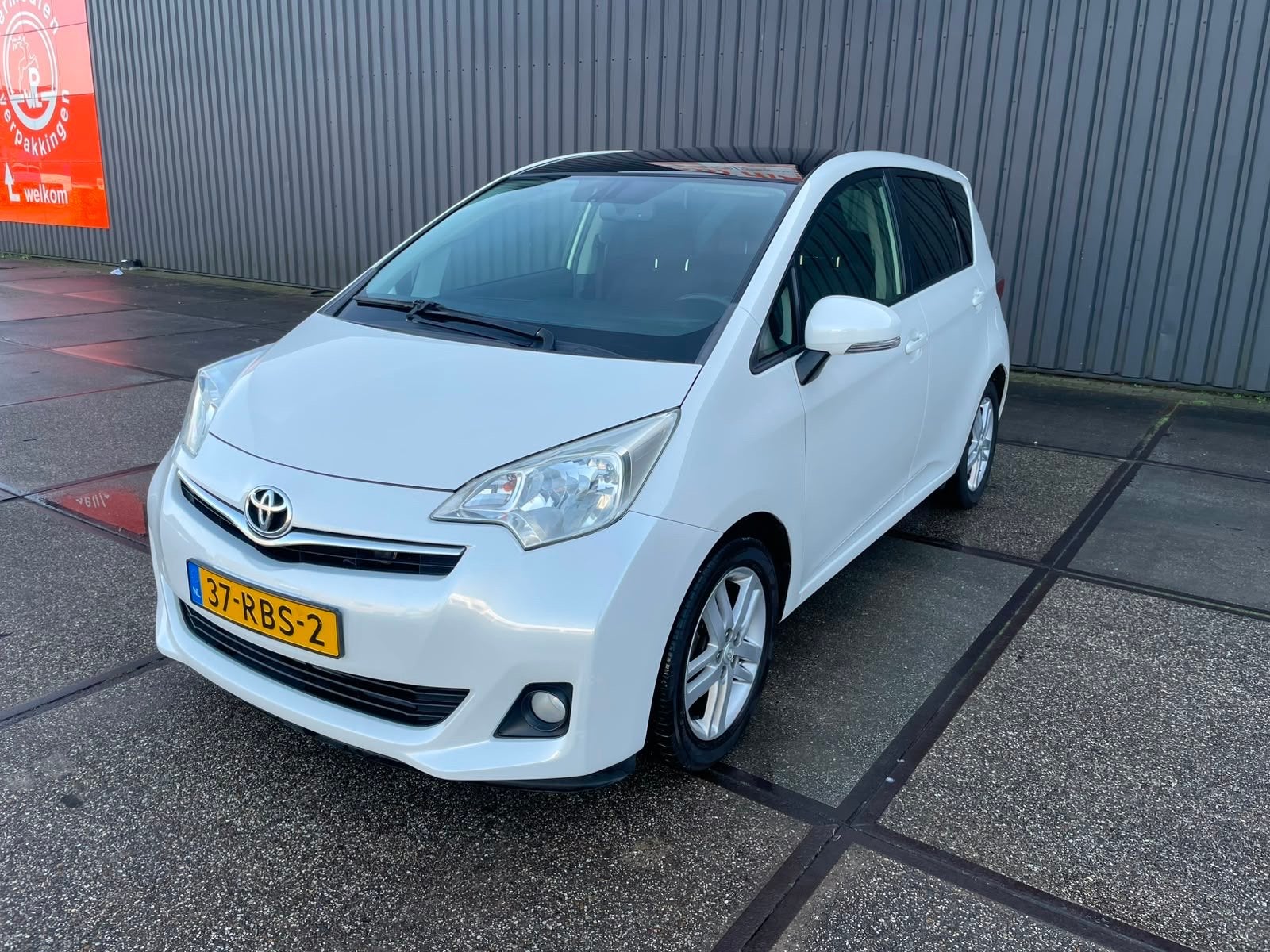 Toyota Verso-S 1.3 Vvt-i Multidrive CVT 2011 Wit, Auto's, Toyota, 4 cilinders, 550 kg, 1060 kg, 800 kg