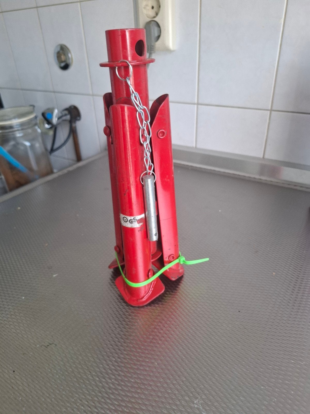 Robuuste rode schaarkrik voor auto of caravan, Auto diversen, Krikken, Ophalen of Verzenden