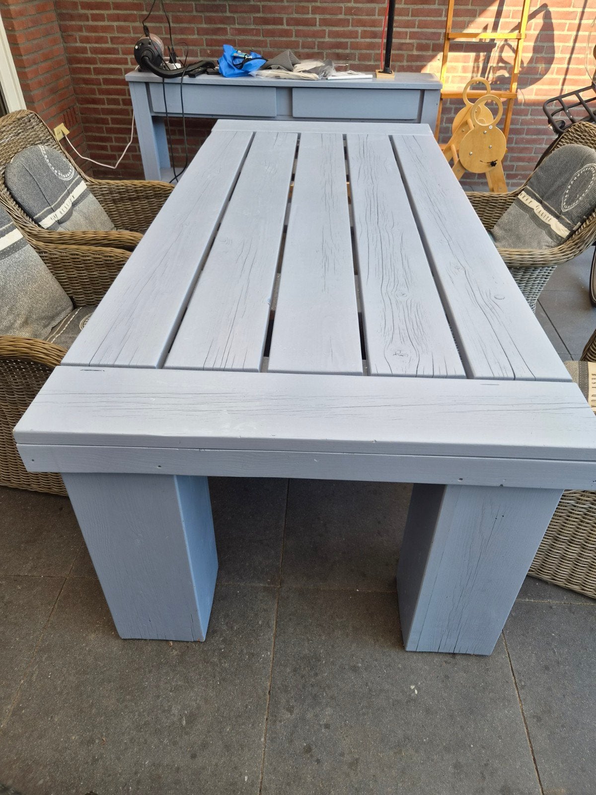 Foto 3 van Tuintafel met 5 wicker tuinstoelen en kussens
